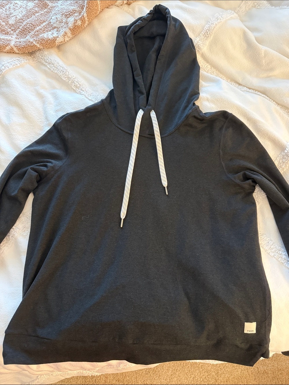 Vuori Halo Essential Hoodie (color: black heather)